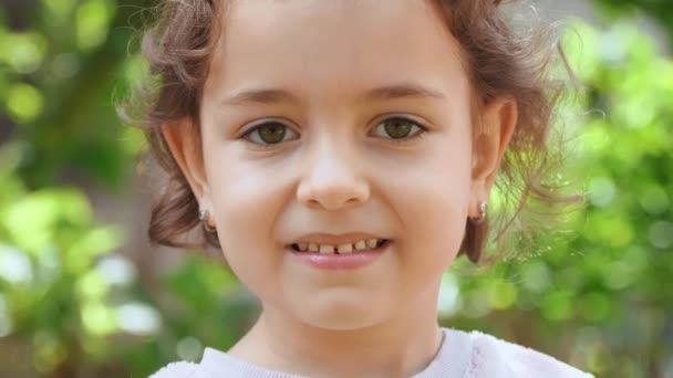 Portret Uroczej Zabawnej Kręconej Dziewczynki Dużymi Oczami — Wideo stockowe