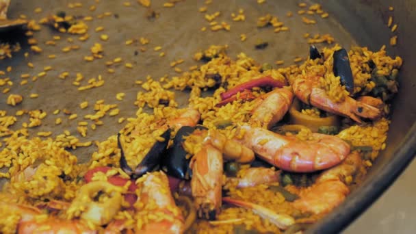 Owoce Morza Zbliżenie Tradycyjne Hiszpańskie Jedzenie Paella Małżami Krewetkami Kałamarnicami — Wideo stockowe