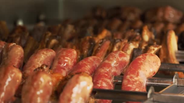 Carne Grelhada Salsichas Shashlik Close Carne Frita Espetos Comida Rua — Vídeo de Stock
