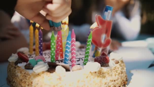 Tort Urodzinowy Widok Bliska Jak Zapala Się Świece Torcie Urodzinowym — Wideo stockowe