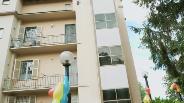 Dekorace Dvorku Párty Pouliční Osvětlení Barevnými Balónky Pozadí Obytné Budovy — Stock video