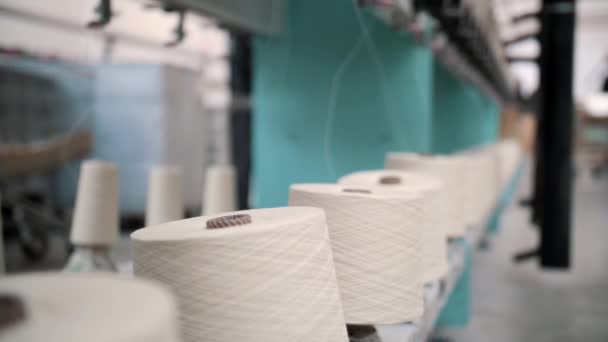 Vervaardiging Van Garen Draadproductie Textielfabriek Apparatuur Textielfabriek Spingende Productie Fabriek — Stockvideo