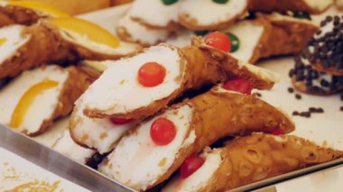 Şekerleme. Fırın ürünleri. Tatlı hamur işleri. Yakın plan. Meşhur Sicilya Cannoli 'si, şekerli İtalyan bisküvileri, kremalı donutlar ve pudra şekeri. Markette sokak yemeği. Pişirme. 