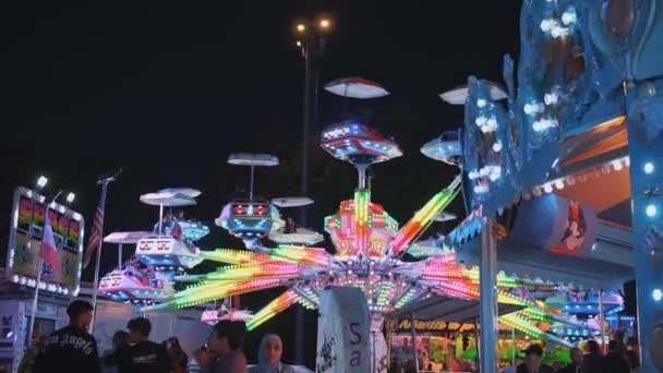 Biella Italien Juni 2022 Färgglad Karusell Blinkande Ljus Nöjesparksljus Natten — Stockvideo