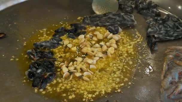 烹调海鲜 在一个大锅里用橄榄油煎贻贝和大蒜壳 — 图库视频影像
