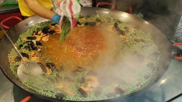 Cocinar Mariscos Primer Plano Freír Mejillones Camarones Con Guisantes Verdes — Vídeos de Stock