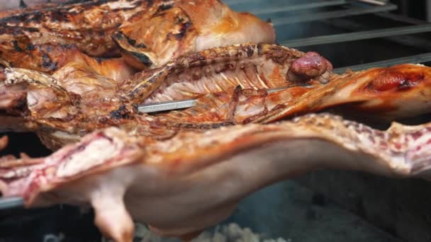 多汁猪肉 幼仔猪的尸体在热煤块上吐口水烘烤 露天烧烤 Lechon 烤乳猪或乳猪在吐口水 — 图库视频影像