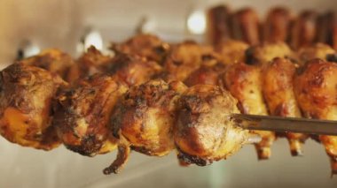 Izgara et. Sosis ve shashlik. Yakın plan. Şiş üstünde kızarmış et. Sokak yemeği. Barbekü. ateşte et pişirmek. Şiş kebap. Yemek festivali. Sokak pazarı. Aşçılık sergisi ya da adil