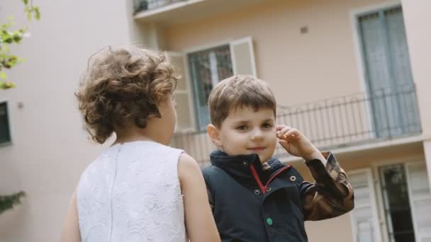 Kis Göndör Lány Megcsókol Egy Helyes Fiút Arcán Gyermeki Szeretet — Stock videók