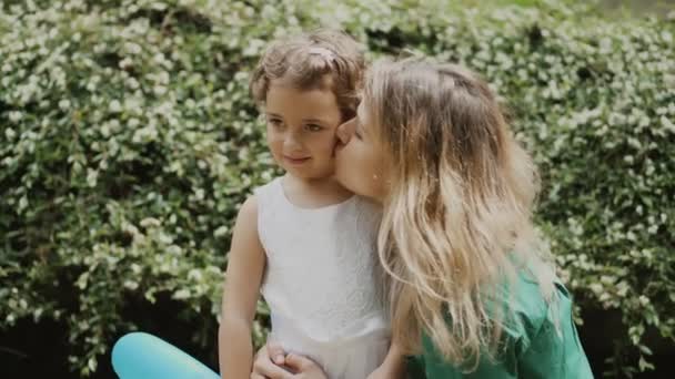 Anne Küçük Kızını Kucaklıyor Güzel Genç Bir Kadın Tatlı Kıvırcık — Stok video