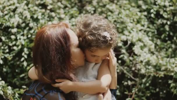 Mamma Abbraccia Sua Figlioletta Bella Giovane Donna Abbraccia Teneramente Piccola — Video Stock