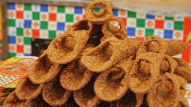 Kurabiye ve tatlı hamur işleri. Yakın plan. Doldurmadan gevrek waffle tüpü. Lezzetli waffle rulo tatlı. Ev yapımı kekler, kısayol bisküviler..