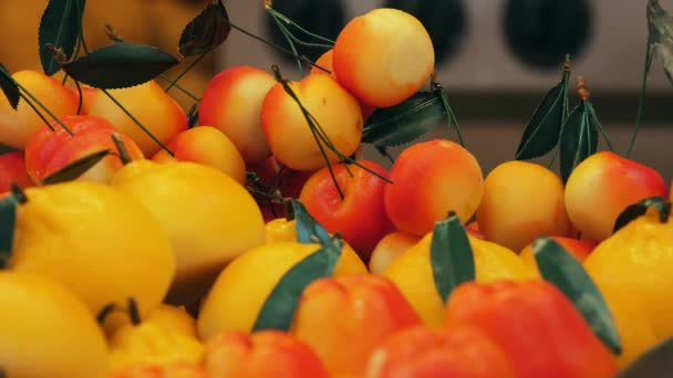 Ovoce Detailní Záběr Pultu Jsou Vystaveny Třešně Citrony Švestky Hrušky — Stock video