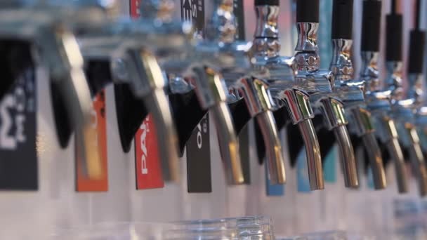 Bier Tap Close Mooi Shot Van Ambachtelijke Bierkranen Verschillende Soorten — Stockvideo