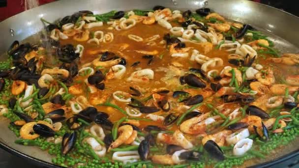 Cocinar Mariscos Primer Plano Freír Mejillones Camarones Calamares Wok Grande — Vídeos de Stock