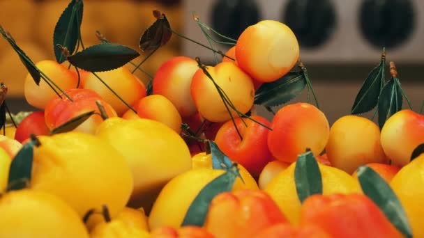 Owoce Zbliżenie Ladzie Znajdują Się Wiśnie Cytryny Śliwki Gruszki Inne — Wideo stockowe