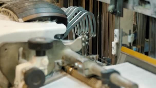 Εγκαταστάσεις Της Μηχανής Ύφανσης Κοντινό Πλάνο Βιομηχανική Μηχανή Αργαλειού Ύφανσης — Αρχείο Βίντεο