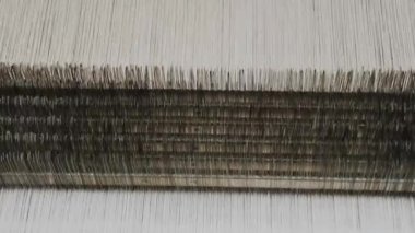 Dokuma tezgahı. Tekstil fabrikası ekipmanı. Yakın plan. Otomatik dokuma makinesi iplik kumaşı üretiyor. Dokuma fabrikası. Tekstil endüstrisi. kumaş üretimi. 