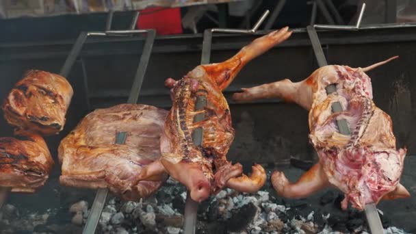 Carne Frita Carne Cerdo Jugosa Cadáveres Lechones Jóvenes Tuestan Sobre — Vídeos de Stock