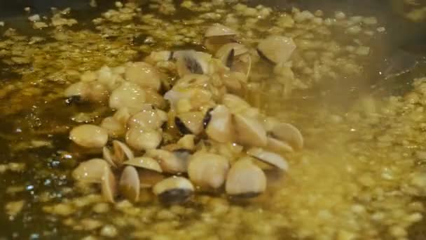 シーフードを調理する クローズアップ 大きな覚醒でオリーブオイルのニンニクのムールと貝を揚げる — ストック動画