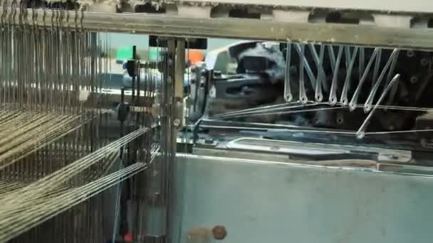 Einrichtungen Der Webmaschine Nahaufnahme Industrielle Webmaschine Arbeitsprozess Einer Textilfabrik Gewebe — Stockvideo