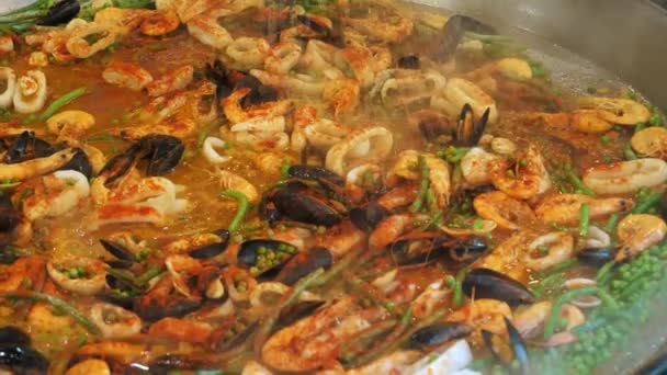Cocinar Mariscos Primer Plano Freír Mejillones Camarones Calamares Wok Grande — Vídeos de Stock