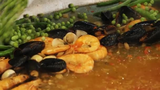 Gotowanie Owoców Morza Zbliżenie Smażenie Małży Krewetek Zielonym Groszkiem Fasolą — Wideo stockowe