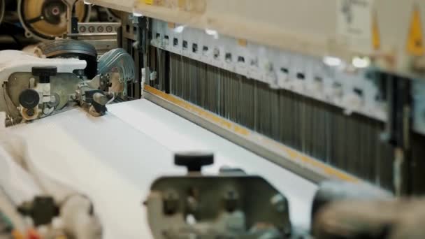Εγκαταστάσεις Της Μηχανής Ύφανσης Κοντινό Πλάνο Βιομηχανική Μηχανή Αργαλειού Ύφανσης — Αρχείο Βίντεο