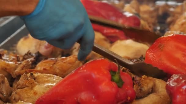 在燃烧的煤块上烤鸡块 烤蔬菜 鸡肉和甜而多汁的红辣椒正在用炭烤烤架烤着 — 图库视频影像