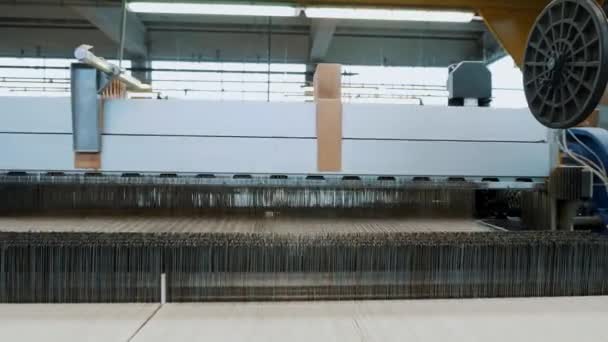 Tecelagem Tear Equipamento Fábrica Têxtil Máquina Tecelagem Automatizada Está Fabricando — Vídeo de Stock