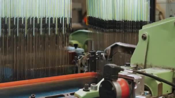 編む機械の設備 クローズアップ 織物工場で作業プロセスの産業織機機械 編まれた生地は産業機械によって解放されます ウィービング ファブリック生産 — ストック動画