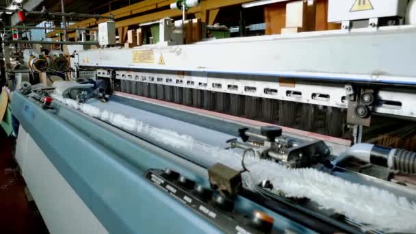 Instalaciones Máquina Tejer Primer Plano Máquina Telar Tejido Industrial Proceso — Vídeos de Stock