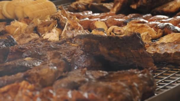 Vlees Grillen Brandende Kolen Close Grote Stukken Varkensvlees Roosteren Bbq — Stockvideo