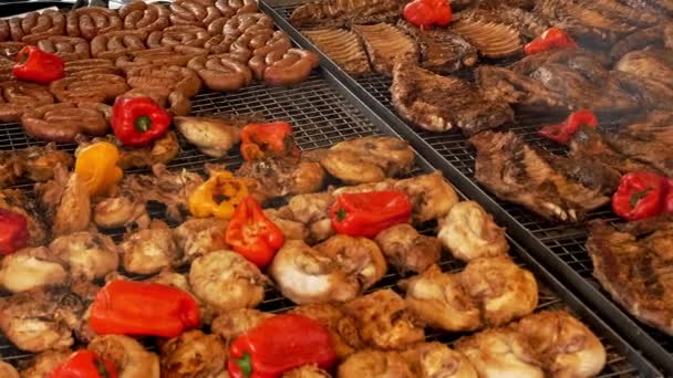 Grelhar Carne Sobre Carvão Chamas Legumes Grelhados Close Costeletas Assadas — Vídeo de Stock