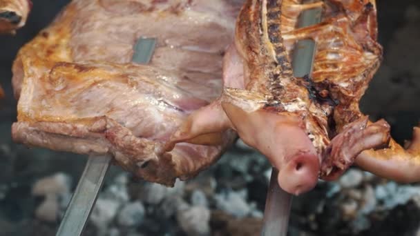 Smażone Mięso Soczysta Wieprzowina Tusze Młodych Prosiąt Pieczone Rożnach Gorących — Wideo stockowe