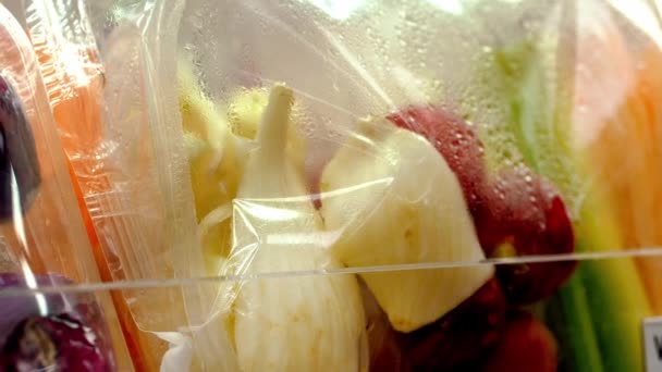 Blandade Skalade Grönsaker Förpackade Plastbehållare För Försäljning Livsmedelsbutik Närbild Mat — Stockvideo