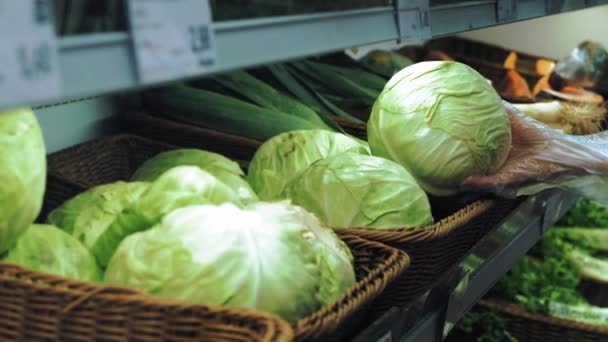 Warzywa Supermarkecie Zbliżenie Świeże Głowy Kapusty Ułożone Ladzie Sklepie Spożywczym — Wideo stockowe
