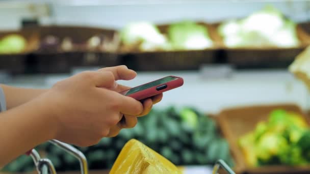 Chytrý Telefon Obchodě Detailní Záběr Supermarketu Někdo Ponořen Surfování Internetu — Stock video