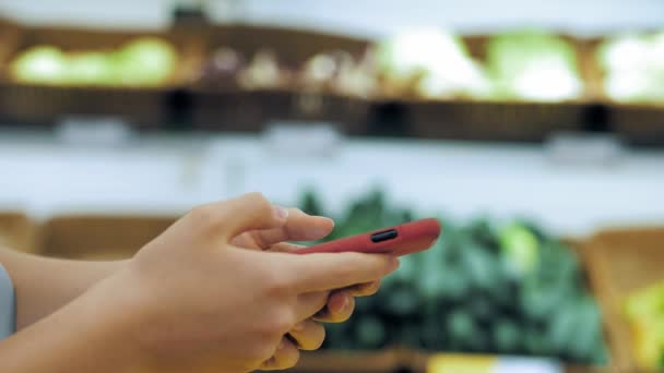 Okostelefon Boltban Közelkép Egy Szupermarketben Valaki Elmerül Internetes Szörfözésben Mobiltelefonján — Stock videók