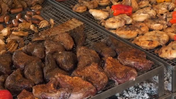 Grelhar Carne Sobre Carvão Chamas Close Grandes Pedaços Carne Porco — Vídeo de Stock