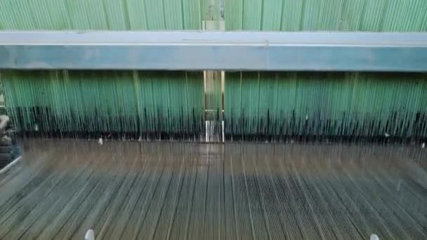 織機を織る テキスタイル工場設備 自動織機は糸の布を製造しています 工場を編むこと テキスタイル産業 ファブリック生産 — ストック動画