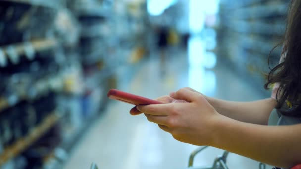 Мобільний Телефон Супермаркеті Використання Смартфона Торговому Центрі Або Магазині Крупним — стокове відео