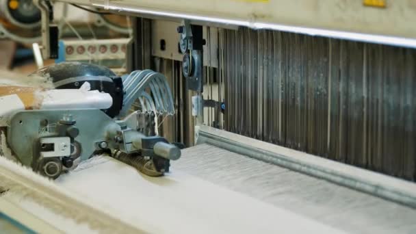 织机的设备 工业编织机在一个纺织厂的工作过程中 一种工业机器正在把织造的织物卸下 织毛衣织物生产 — 图库视频影像