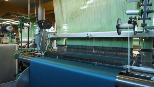 织布机 纺织厂设备 全自动编织机是用线织成的布 编织工厂 纺织业 织物生产 — 图库视频影像