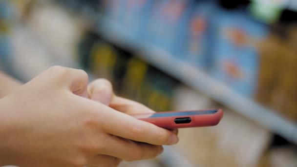 Mobiltelefon Szupermarketben Okostelefon Használata Plázában Vagy Boltban Közelkép Kezek Egy — Stock videók