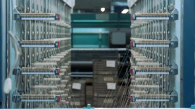 Dokuma fabrikası. İplik boyası. Tekstil endüstrisi. Renklendirme için iplikleri hazırlama, istenen rengin kumaşlarının daha fazla üretimi için otomatik çalışma süreci. Tekstil fabrikası ekipmanları