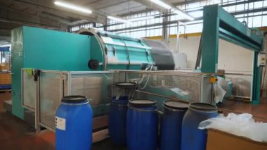 Dokuma atölyesi. İplik boyası. Arzu edilen rengin kumaşlarını daha fazla üretmek için renklendirme iplikleri ve iplikler. Tekstil fabrikası ekipmanı. Tekstil endüstrisi. kumaş