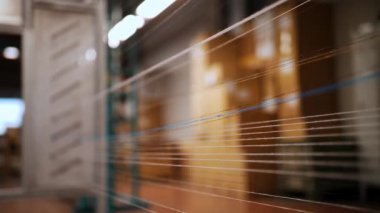 İplik. Yakın plan. Tekstil kumaşları örmek için endüstriyel örgü makinesinin kumaş üretimi için ipliklerin boyanıp kurutulması. Tekstil endüstrisi. Kumaş üretimi. Dokuma fabrikası. 