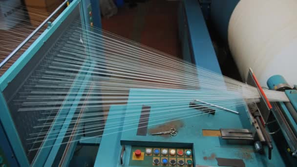 工場を編むこと スレッドカラー テキスタイル産業 着色のための糸を準備する自動化された作業プロセスは 所望の色の生地のさらなる生産のために 織物の工場装置に — ストック動画
