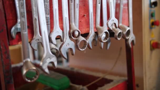 Werkzeuge Nahaufnahme Schraubendreher Und Schraubenschlüssel Zangen Sechsecke Und Andere Werkzeuge — Stockvideo